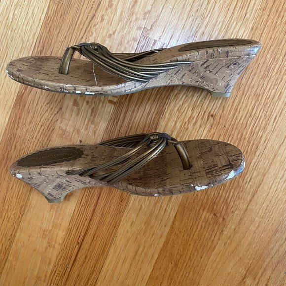 Gold and tan cork wedge sandals - Picture 2 of 3